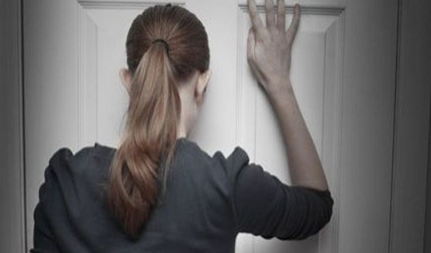 Bewoner van Huizen staat voor een deur die achter hem dichtviel