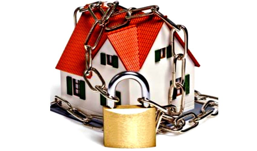 Achterdeur met stevig sluitwerk bij een woning in Huizen